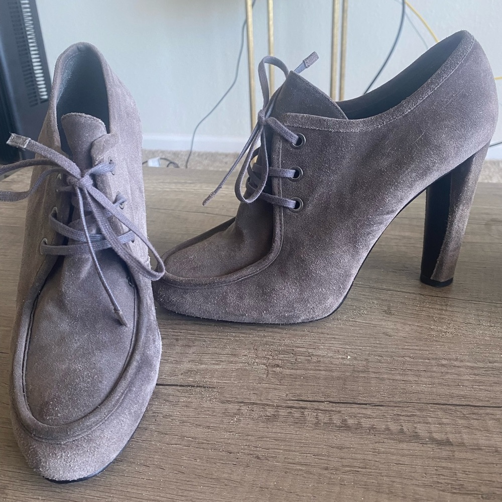 Stuart Weitzman grey suede lace-up boots in size 9. Never worn, no discoloration